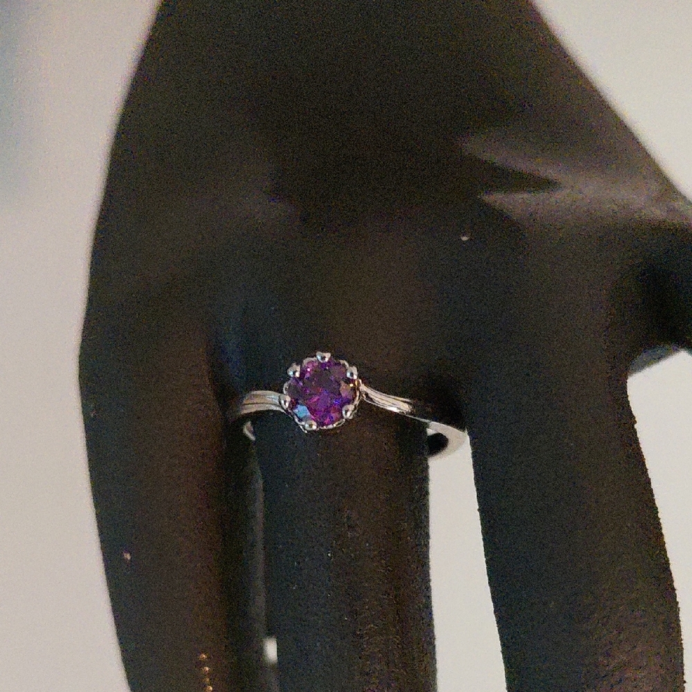 Source Unknown Elegant Silver Ring with Deep Purple Gem